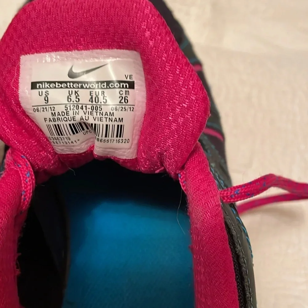 Nike Alvord 10, size 9, women’s sneaker. Black-gray-pink. Very good condition.
